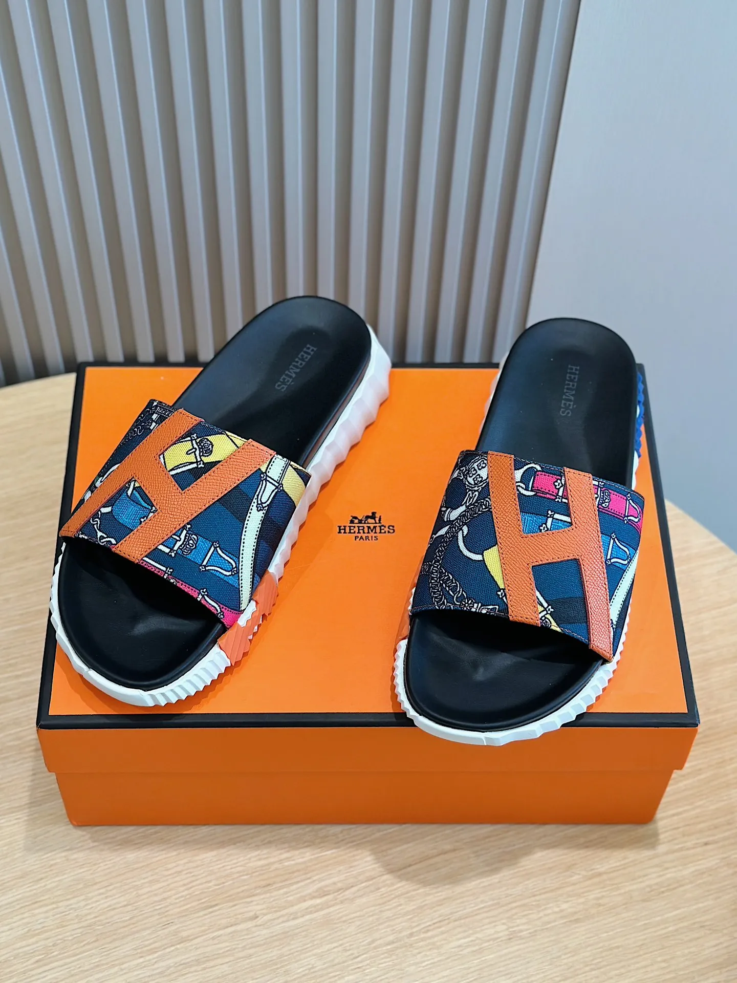 [HERMÈS] Top men's shoes 💰: 340💰 Size: 39-44 (38.45 46 custom-made) Herme*H Home Hermès Men's Sandals and Slippers - Original Replica Purchase the original version and make it one to one, the outsole is privately modeled, and the outsole color corresponding to each color is the same as the original version. Come to those who know the stuff 💪 The ultra-light soles are designed in contrasting colors, and they feel so comfortable on your feet! Calfskin, cowhide feet, private mold outsole.